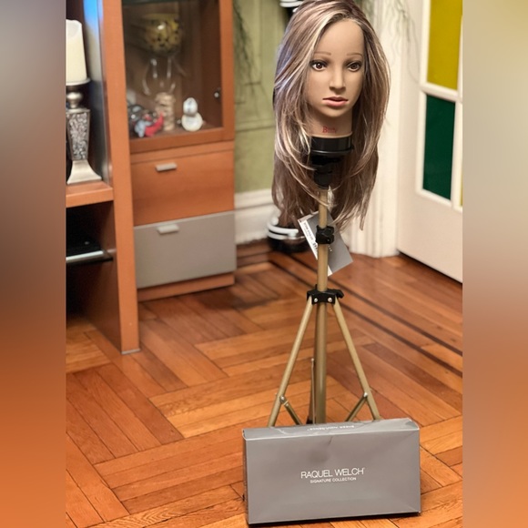 Raquel Welch Wigs - Scene Stealer in color shaded cappuccino - Picture 4 of 10